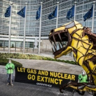 Foto d’una protesta de Greenpeace contra la inclusió del gas i la nuclear com a energies verdes.