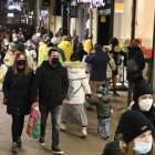 Imatge de gent al carrer Major de Lleida