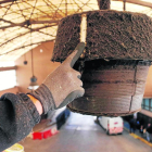 Vergonzoso. La terminal ha sido limpiada con agua a presión, pero la suciedad que acumulaba se remonta a hace décadas, como muestra la foto de la izquierda, y los lavabos, ahora fuera de servicio, son irrecuperables.