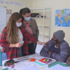 Alba fa classes d’espanyol a refugiats africans i asiàtics.