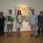 La alcaldesa de Tàrrega, en el centro, junto a los artistas.