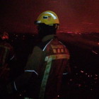 Un equip dels Bombers treballant ahir a la matinada en l’incendi a Peralada.