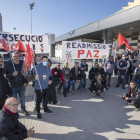 Los trabajadores y sindicalistas en la protestas de ayer en Cervera.