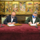 El alcalde, Miquel Pueyo, junto a Enric Duch, ayer firmando el convenio de colaboración.