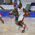 El base de la selección española, Lorenzo Brown, bota el balón ante un jugador búlgaro.