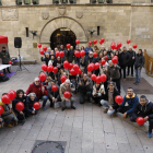 Entidades y representantes del ayuntamiento hicieron ayer un lazo rojo por el Día Mundial del Sida. 