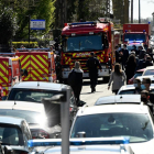 Servicios de emergencia y policías, ayer, en Rambouillet.