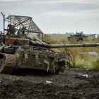 Un carro de combat rus és abandonat en una ofrensiva ucraïnesa a la regió de Khàrkiv.
