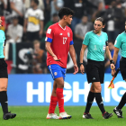 El trío arbitral femenino junto a un jugador de Costa Rica ayer durante el partido.