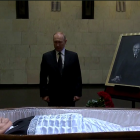 Putin dejó un ramo de flores junto al féretro de Gorbachov.