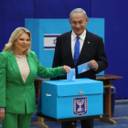 Netanyahu vota amb la seua esposa a les eleccions d’Israel.