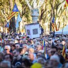 Una urna emergeix d’entre la multitud que ahir es va congregar a l’Arc de Triomf de Barcelona en el cinquè aniversari del conclave.