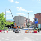 Las obras de la nueva rotonda de Tremp y en la derecha, una pancarta contra el proyecto. 