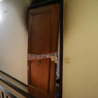 Precinte dels Mossos a la porta del pis on es va originar l’explosió dilluns a la nit.