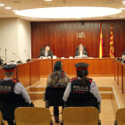 La acusada, custodiada por los Mossos, ayer durante el juicio. 