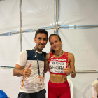 Berta Segura, junto a su entrenador Ivan Espílez, ayer después de competir en las series de los 400 metros.