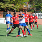 Un jugador de l’Alcarràs i un del Mollerussa disputant la pilota.