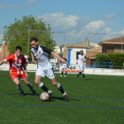 Un futbolista del Borges protegeix la pilota.