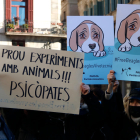 Personas en Barcelona protestando contra el sacrificio de animales.