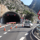 La boca sud del túnel de Tresponts, a la C-14, on es veuen vehicles circulant per l'antiga carretera a causa del tancament del túnel i una senyal de perill de despreniments

Data de publicació: dijous 22 de setembre del 2022, 12:45

Localització: Organyà

Autor: Albert Lijarcio