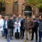 Representants dels sindicats que formen part de la Mesa Sindical de Sanitat de Catalunya davant del Departament de Salut, a Barcelona, després d'anunciar una vaga pel 25 i 26 de gener.