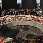 MCentenares de personas recordaron a las víctimas de la masacre en un acto celebrado en el Tsitsernakaberd en Ereván. 