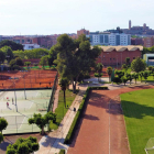Vista aèria de les pistes de tenis i d’atletisme del club.