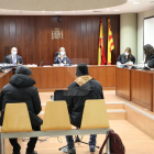 La Sala de la Audiencia de Lleida durante el juicio a un acusado (izquierda) de agredir sexualmente a la hija, con el traductor (derecha).