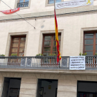 El balcó de l'Ajuntament de les Borges Blanques amb les banderes catalana, espanyola i la del municipi