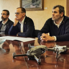 L'alcalde de Lleida, Miquel Pueyo, i el regidor d'Horta, David Melé, amb els drons de la Guàrdia Urbana.
