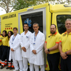 Parte del equipo de profesionales que participaron en el traslado de una niña desde Tudela hasta el Hospital Vall d'Hebron de Barcelona.