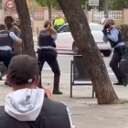 Frame d'un dels vídeos que circulen per les xarxes, en què es veu el tret dels Mossos contra l'atracador d'un banc de Lleida