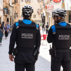 Dos agentes de la Guardia Urbana de Lleida.