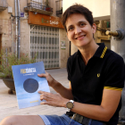 La directora artística de FiraTàrrega, Anna Giribet, con el programa de la edición de 2022.