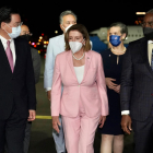 Pelosi, a l’arribar a Taipei, rebuda pel ministre de Relacions Exteriors de Taiwan, Joseph Wu.