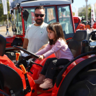 La maquinària agrícola exposada a la Fira de Sant Miquel continua sent un pol d’atracció dels professionals i de la canalla.