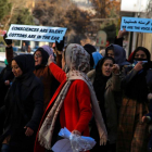 Un grupo de mujeres afganas protesta contra el régimen talibán.