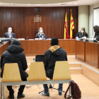 El acusado, a la izquierda, junto a un traductor de portugués, ayer en la Audiencia de Lleida.