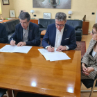 Imagen de la firma del convenio para formar a secretarios. 