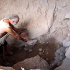 El arqueólogo Rafael Mora, el pasado verano en el lugar donde aparecieron los restos de ‘Linya’.