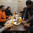 Varios musulmanes cenan ayer tras el primer día de ayuno. 