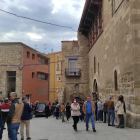 Veïns de Fraga a l’església de Sant Pere on es va fer el funeral per l’alcaldessa.