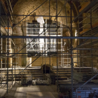 Los andamios ya ocupan la nave central y lateral sur de la iglesia gótica de Sant Llorenç de Lleida.