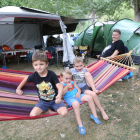 Mayores y niños ayer en el camping Noguera Pallaresa de Sort.