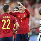 Álvaro Morata celebra amb Pablo Sarabia el gol de la selecció espanyola.