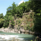 Zona en la que se ubicará una pasarela colgante sobre el río. 