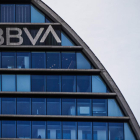 Imagen de archivo de la fachada de la sede corporativa del BBVA, en Madrid.