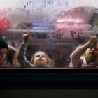 Dos niñas pintan el cristal de uno de los vagones de la estación de tren de Lviv, a 2 de marzo de 2022, en Leópolis (Ucrania). Esta ciudad se ha convertido en las últimas semanas en el destino elegido por los evacuados de áreas en el este del país.