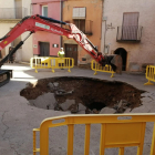 Una excavadora saneja l’entorn del clot que va ‘engolir’ dijous una furgoneta a Tudela de Segre.