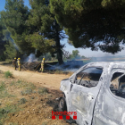 Imatge de l’incendi de Gimenells que va cremar una furgoneta i vegetació.